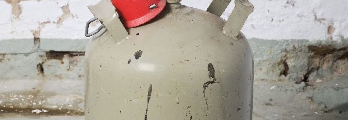 Eine verriegelte Gasflasche im Keller.